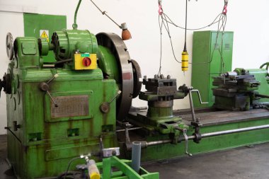 teknoloji sektöründe makine tamiri için atölye. takım tezgahları