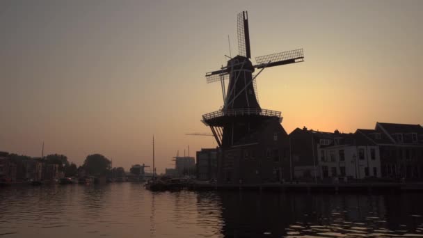 Фантастичні канали Амстердама з типовими будинками на світанку влітку. Вітряк і підйомні мости — стокове відео