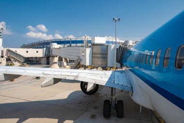 Uluslararası havaalanından uçağa binen yolcular. Uçak kalkışa hazır. Dünyayı dolaşın..