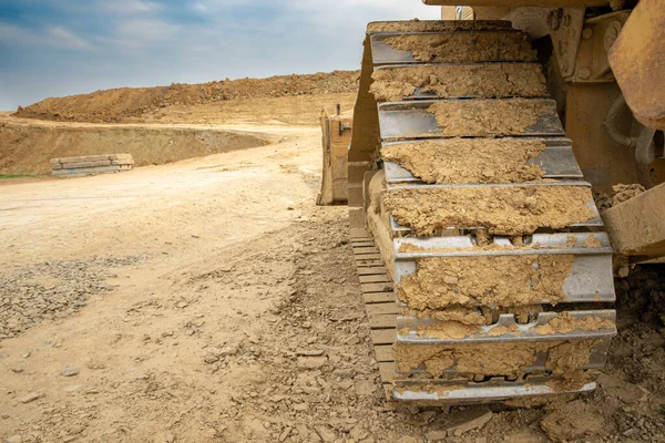 Excavadora resume el suelo en el sitio de construcción en la estación seca de verano — Foto de Stock