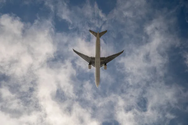 Flygplan på blå himmel med moln. Res runt i världen i luften — Stockfoto