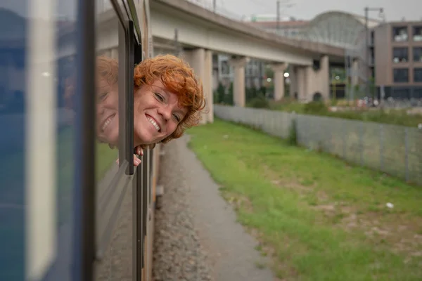 Μια νεαρή γυναίκα ταξιδεύει με το τρένο για να ανακαλύψει νέα σημεία ενδιαφέροντος στον κόσμο. — Φωτογραφία Αρχείου