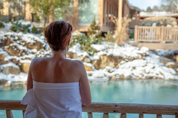 Mujer atractiva joven disfrutando de bienestar con sauna y piscina al aire libre en invierno — Foto de Stock