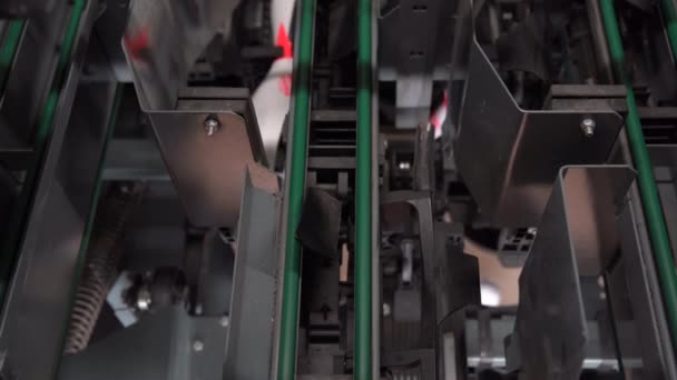 Bowling machine at play, prepares and puts pins on the pindeck for players — Stock Video