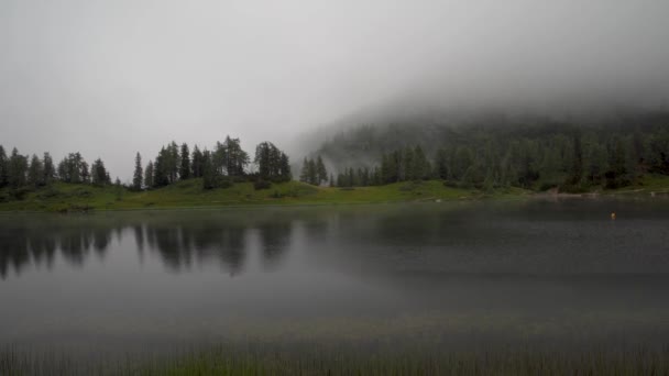 Vista sobre o lago em alpes austríacos durante a temporada turística no verão — Vídeo de Stock