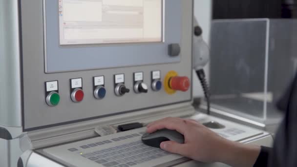Mennesket styrer de teknologiske processer i maskinen ved hjælp af en computer – Stock-video