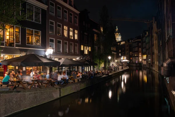 Nachtleven in Holland Amsterdam in de zomer — Stockfoto