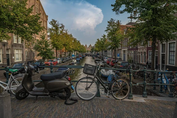 Gewöhnliches leben in holland amsterdam im sommer — Stockfoto