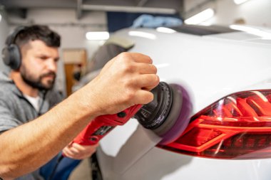 Otomatik öğütücüyle araba gövdesini cilalamak ve cilalamak.