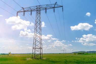 Ülkede yüksek voltajlı kablolarla kutuplar