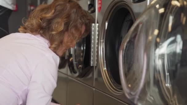 公共の洗濯場で洗濯。有料サービス — ストック動画