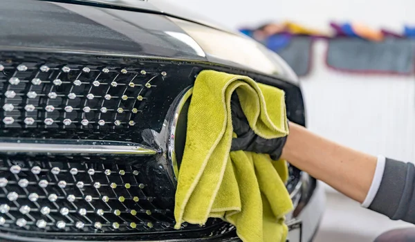 Полировка кузова роскошных автомобилей с помощью ткани из микроволокна для идеального блеска — стоковое фото