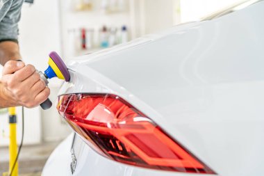 Parlatıcıyı onarmak ve araba vücutlarındaki çizikleri cilalamak.