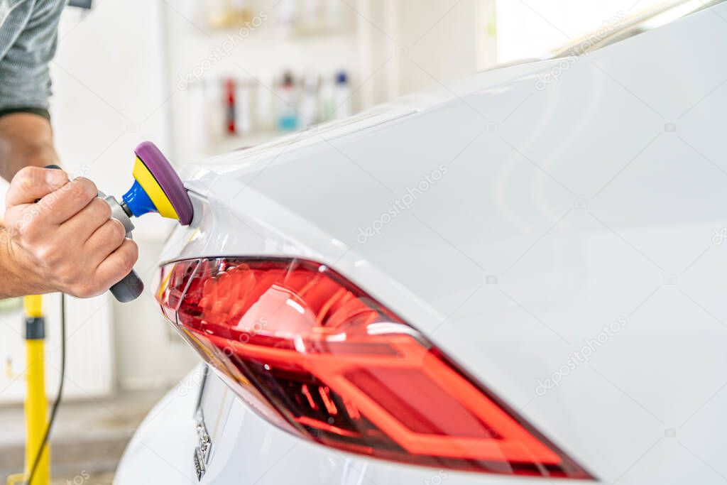 restoring gloss and repairing scratches on car bodies with the help of polishing