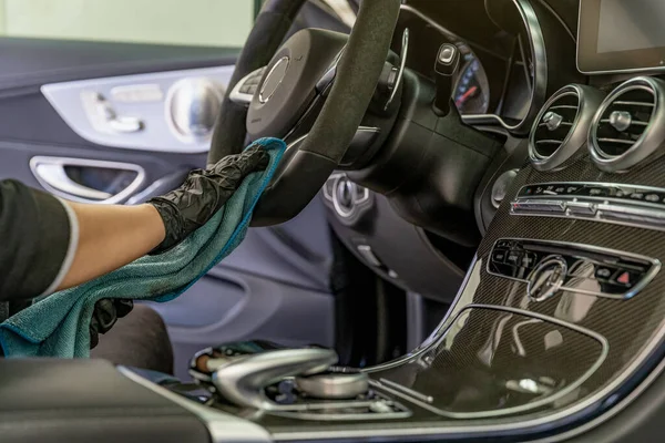 Schoonmaken van het interieur van een luxe auto met behulp van chemie met nanotechnologie — Stockfoto