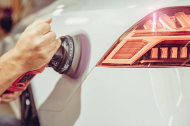 Araba vücudunu cilalamak yumuşak bir fırçayla cilalamak