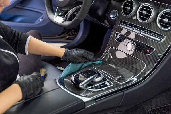Schoonmaken van het interieur van een luxe auto met behulp van chemie met nanotechnologie — Stockfoto