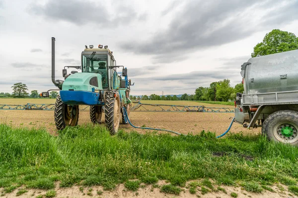Traktor diadaptasi untuk menyemprotkan gulma dan hama di lapangan — Stok Foto