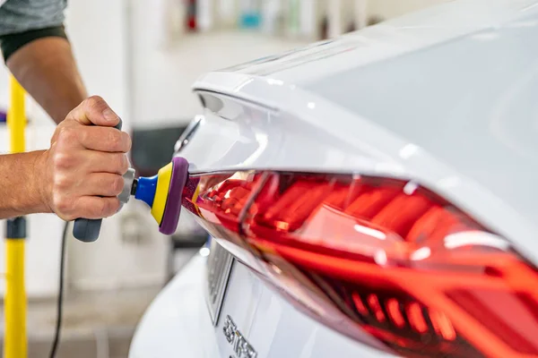 Return gloss to the headlight of cars with the help of polishing — Stock Photo, Image