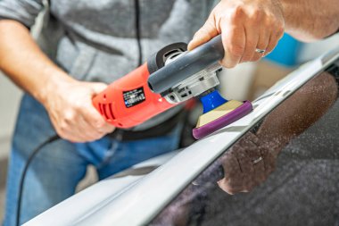 Seramik koruyucu ekipman uygulaması ile lüks arabaların bedenlerinin elle cilalanması