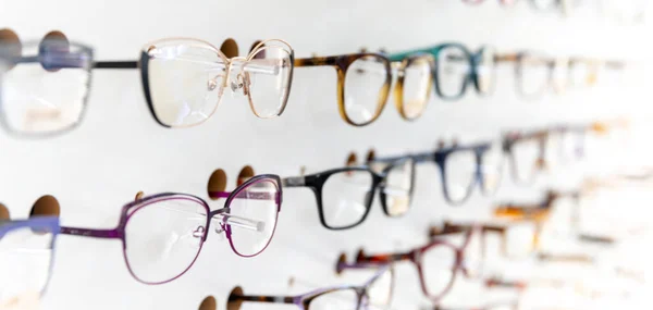 Bril in een vitrine van oogchirurgie en handel. kopieerruimte — Stockfoto