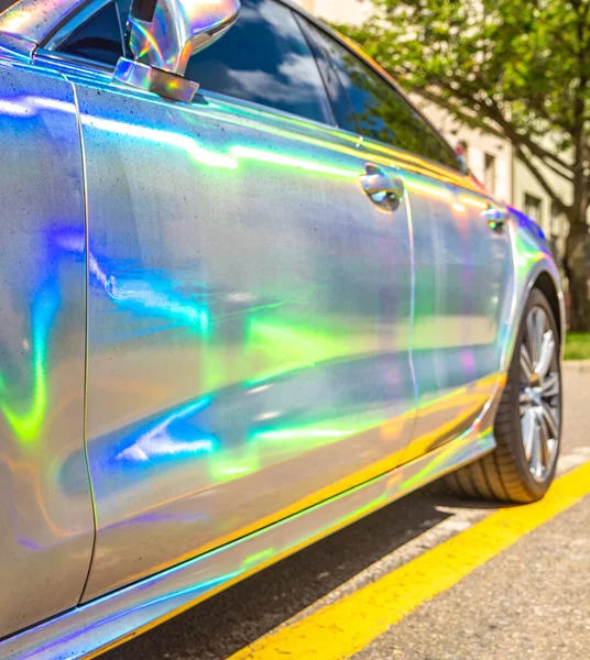 Зеркальный автомобиль отражает окружающие цвета — стоковое фото