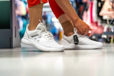 Olomouc 9 Haziran 2020: Kadın spor ayakkabılarını mağazada seçer ve dener.