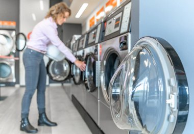 Kadınlar umumi çamaşırları kullanır. Boşluğu kopyala