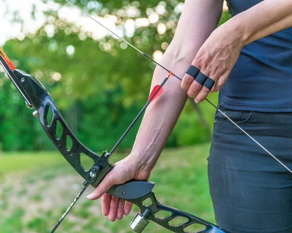 Archery, preparing to shoot an arrow from a bow — Stock Photo, Image