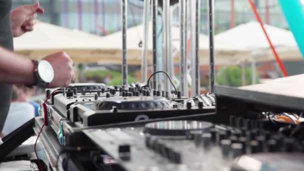 Olomouc 12 juin 2020 : DJ mixant de la musique lors d'une fête — Video