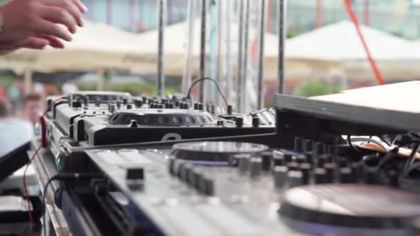 Olomouc 12 de junho de 2020: DJ mixando música em uma festa — Vídeo de Stock