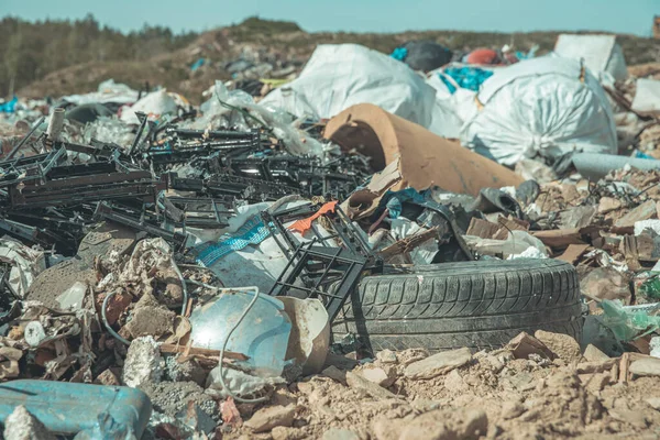 Discarica di rifiuti urbani in natura, protezione dell'ambiente, ecologia — Foto Stock