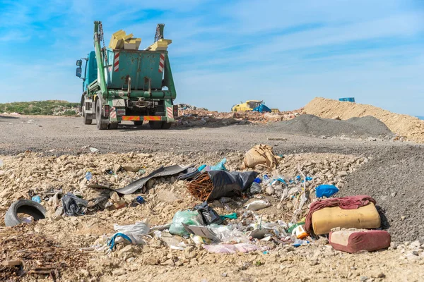 Il camion della spazzatura ha portato i rifiuti alla discarica — Foto Stock