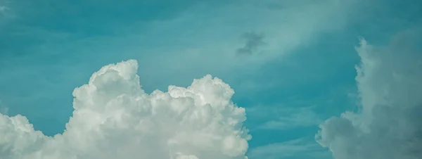 Cielo blu con nuvole bianche nel tempo soleggiato — Foto Stock