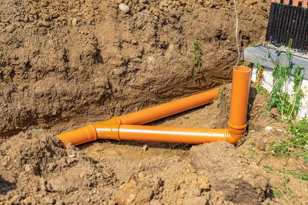 Tubos de plástico en el suelo para el drenaje de agua de lluvia — Foto de Stock