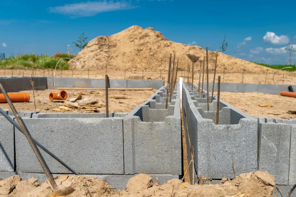 Construção de uma casa de família em um campo verde — Fotografia de Stock