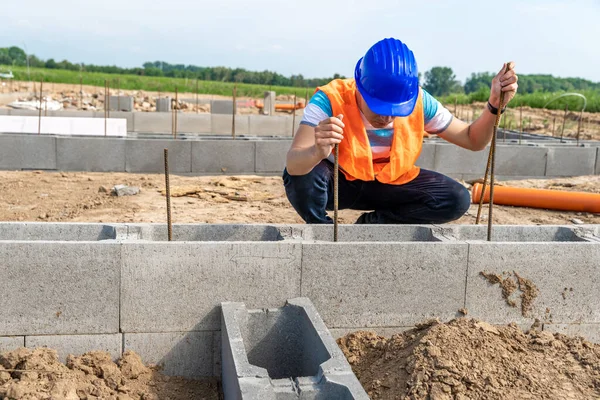 Byggarbetaren bygger grunden till byggnaden — Stockfoto