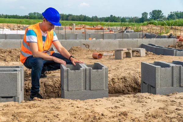 Hantverkare på bygget av grunden till byggnaden — Stockfoto