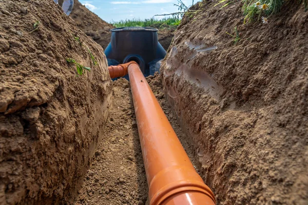 Building a rainwater drainage to the collection container with the help of a plastic pipe — Stock Photo, Image