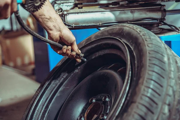 Inflación de neumáticos de automóviles con aire comprimido — Foto de Stock