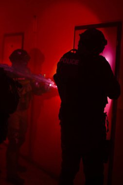 Rehinelerin serbest bırakılması sırasında özel bir polis birimi.