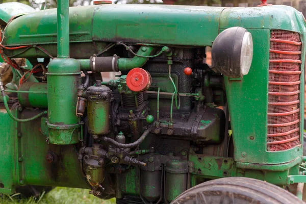 Çiftçiler için eski küçük bir traktörün motoru — Stok fotoğraf
