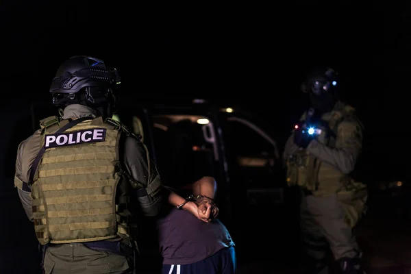 Una unidad de intervención policial detiene a inmigrantes ilegales —  Fotos de Stock
