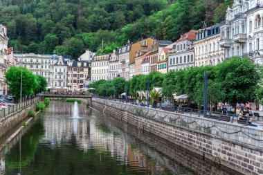 Karlovy Vary - 7 Temmuz. 2020: Nehir ve gezinti güvertesi
