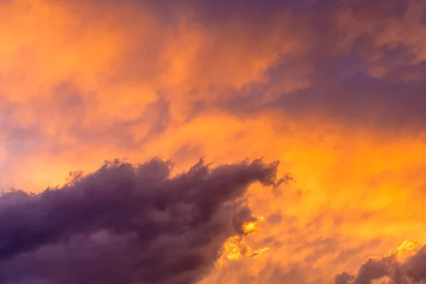 Puesta de sol juega con los colores en el cielo y las nubes — Foto de Stock