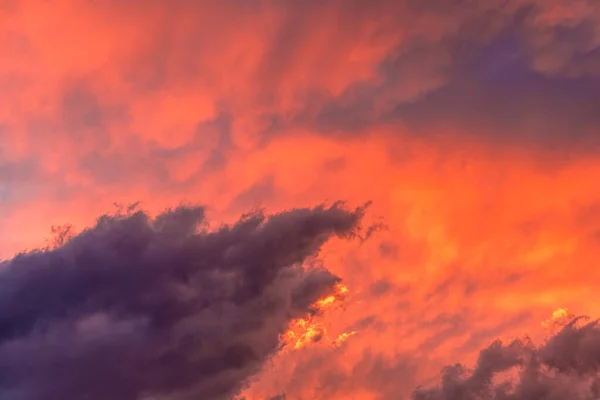 Cielo colorido con nubes al atardecer. fondo fondo de pantalla — Foto de Stock