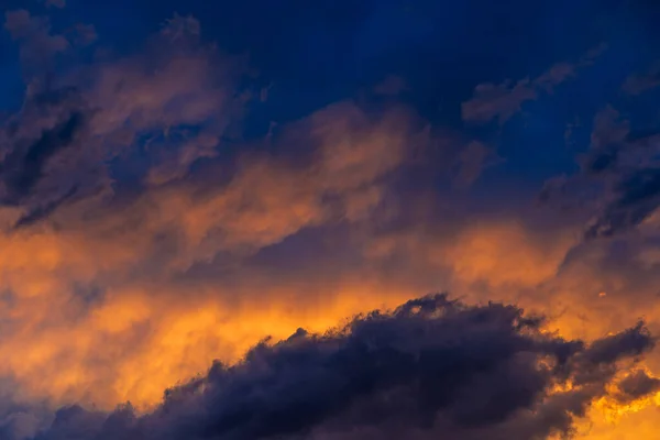 Cielo colorido con nubes al atardecer. fondo fondo de pantalla — Foto de Stock
