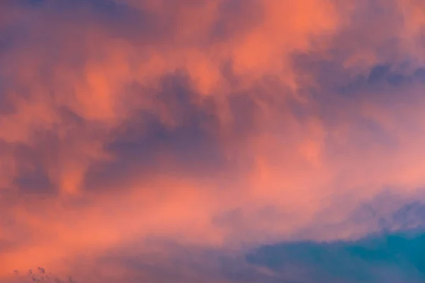 Nubes de colores en el cielo al atardecer — Foto de Stock