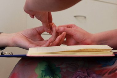 iki kız ezoterik teknikleri öğretim bir ders üzerinde elele tutuşun. kas test kontrol. ezoterik teknikleri çalışmanın temel ders geçme.