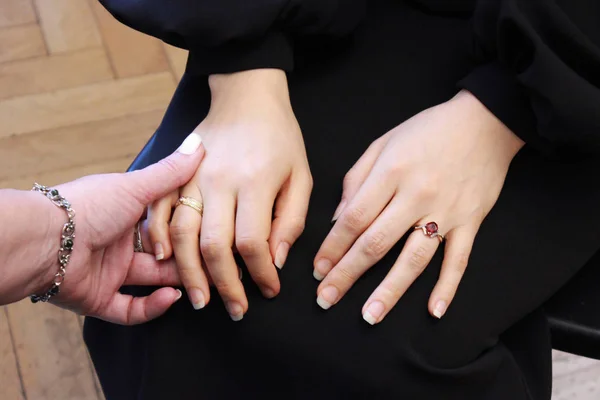 Dwie Dziewczyny Trzymać Ręce Podczas Szkolenia Dwie Dziewczyny Trzymaj Ręce — Zdjęcie stockowe